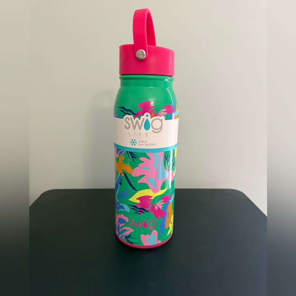 Swig Flip & Sip 36 Ounce Water Bottle Paradise *NEW WITH TAGS*
